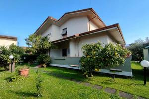 Villa di 260 m² con più di 5 locali e box auto a M