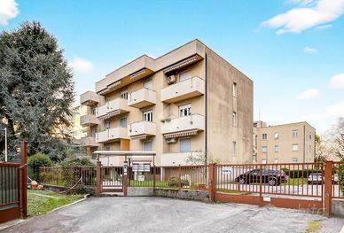 3 LOCALI A VERANO BRIANZA