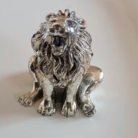 Leone bagnato d'argento