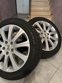Cerchi lega Momo 17’’ pneumatici invernali Pirelli