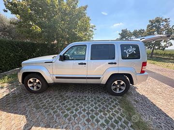 Jeep Cherokee KK con GANCIO TRAINO