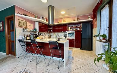 Villa libera su tre lati con ampio spazio esterno,