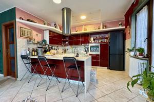 Villa libera su tre lati con ampio spazio esterno,