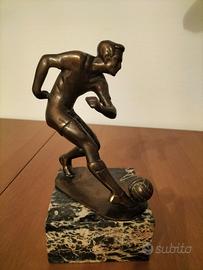 scultura calciatore vintage 