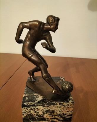 scultura calciatore vintage 
