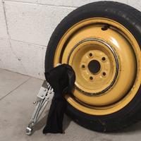 Ruotino per auto con crick e chiavi