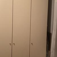 Armadio in legno per camera e/o cameretta.