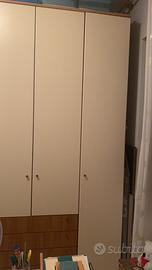 Armadio in legno per camera e/o cameretta.