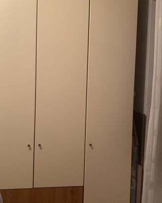 Armadio in legno per camera e/o cameretta.