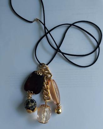 collana lunga con ciondolo artigianale. Nuova