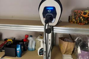 Colonnina di ricarica per auto ibride / elettriche
