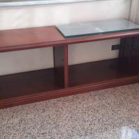 Credenza in legno e mensole in vetro