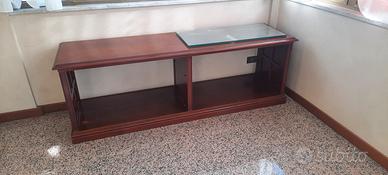 Credenza in legno e mensole in vetro
