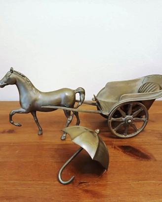 Antico soprammobile in ottone, cavallo con calesse