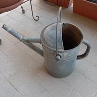 annaffiatoio antico in lamiera