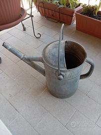 annaffiatoio antico in lamiera