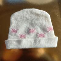 Cappellino neonata color panna con rombi rosa, nas