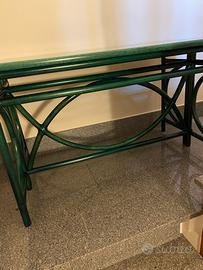 Tavolo in legno color verde smeraldo