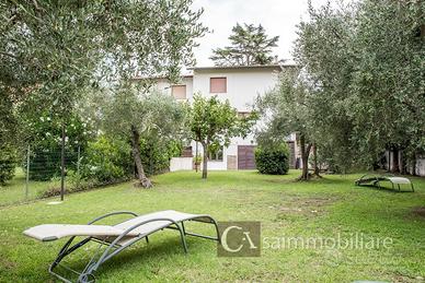 Villa di testata con 800 mq di giardino e taverna