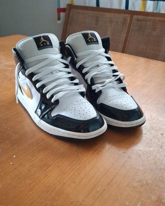 Air Jordan 1 High OG "Black and Gold"