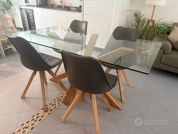 Tavolo in vetro e gambe in legno con 4 sedie 