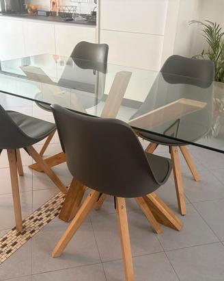 Tavolo in vetro e gambe in legno con 4 sedie 