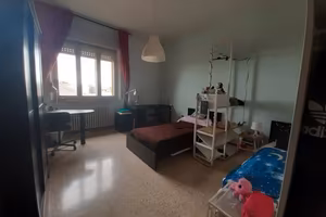 Camera grande per studentesse in condivisione