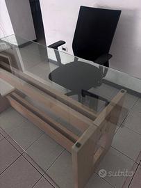 Scrivania elegante di vetro