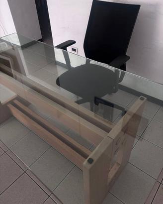 Scrivania elegante di vetro