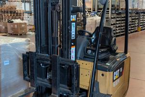 carrello elevatore frontale muletto caterpillar