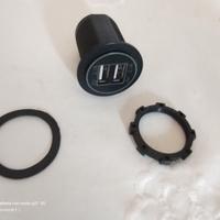 Tre caricabatteria  USB  fisso  per auto