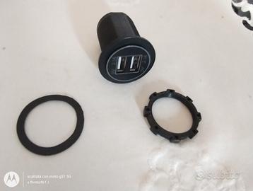 Tre caricabatteria  USB  fisso  per auto