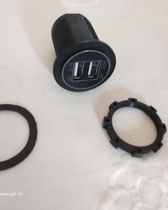 Tre caricabatteria  USB  fisso  per auto