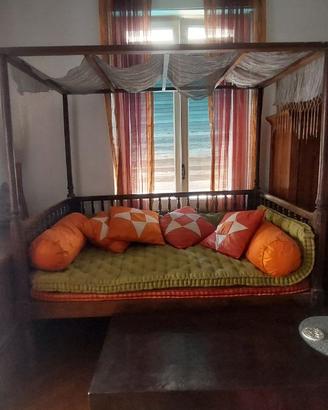 Letto coloniale a baldacchino