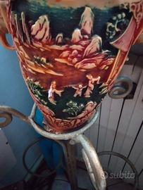 Vaso con disegni  in rilievo