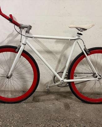 Bella bicicletta sportiva