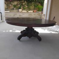 Tavolo in legno scuro