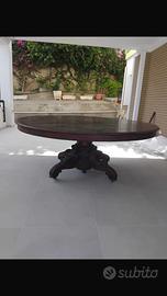 Tavolo in legno scuro