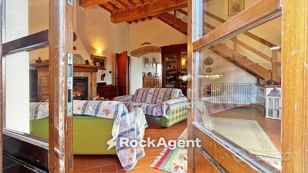 Rustico / Casale di 400 m² con più di 5 locali a R - Vista 4