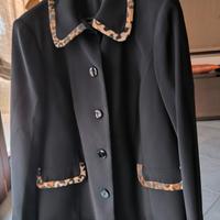 Giacca nera da donna con bordi maculati 