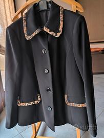 Giacca nera da donna con bordi maculati 