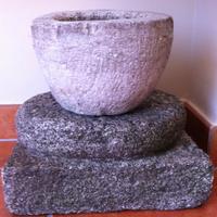 Vaso in sasso più capitello bocciardato