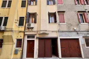 Casa indipendente di 165 m² con 5 locali e box aut
