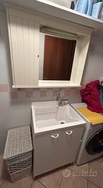 Lavabo e mobile specchio lavanderia