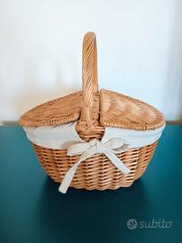 Cesta in vimini foderata con manico e coperchio