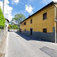 Casa bifamiliare di tre piani con garage e cortile