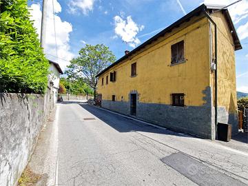 Casa bifamiliare di tre piani con garage e cortile