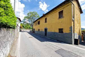 Casa bifamiliare di tre piani con garage e cortile