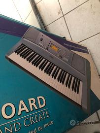 Tasiera Yamaha YPT-310 con base sotto