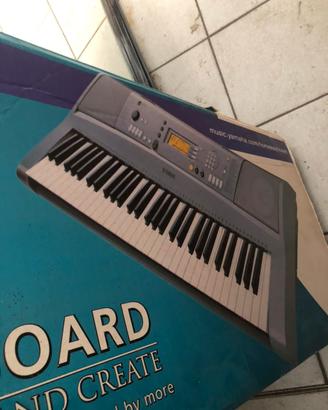 Tasiera Yamaha YPT-310 con base sotto